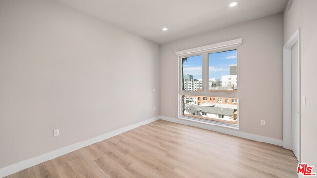 Building Photo - 927 Fedora St