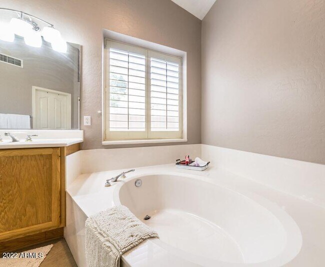 Building Photo - 13352 W Alvarado Dr