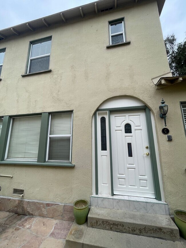 Building Photo - Bright & Spacious Unit in the Heart of Bur...