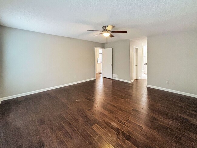 Building Photo - Beautiful 4 BR 3.5 BA Home in Marietta!