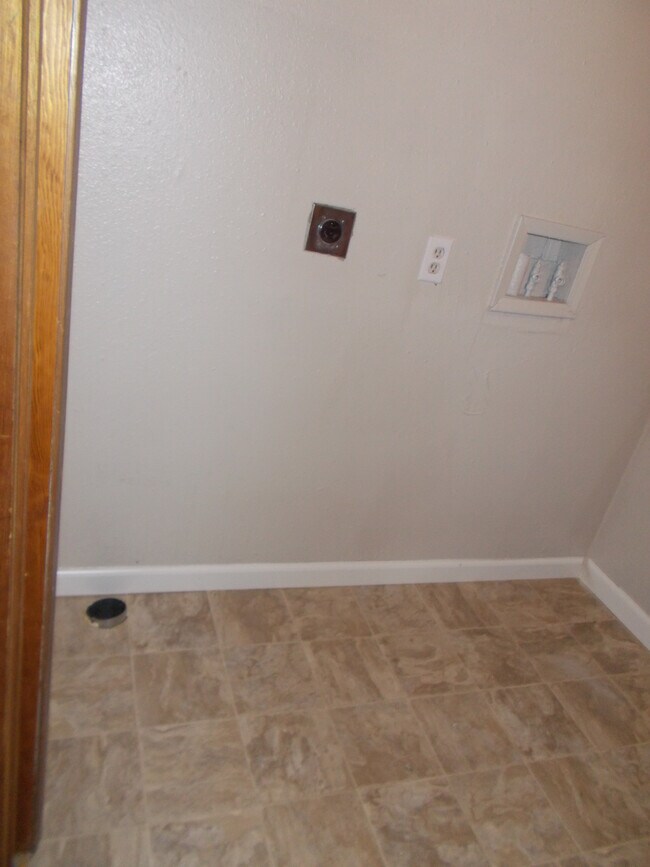 Building Photo - 2 Bedroom, 1 Bath house with a Huge Backyard!