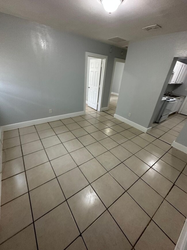 Building Photo - 2540/2542 Moncrief Rd