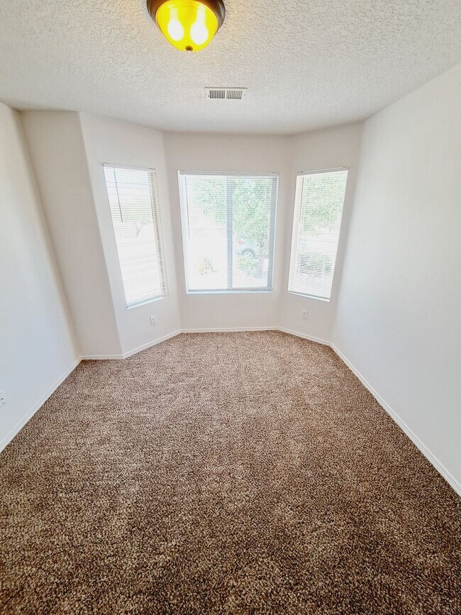 Building Photo - 3 bed 2 bath home in Huning Ranch. Great Yard!