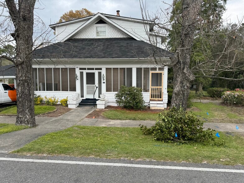 Building Photo - 215 Bethel St