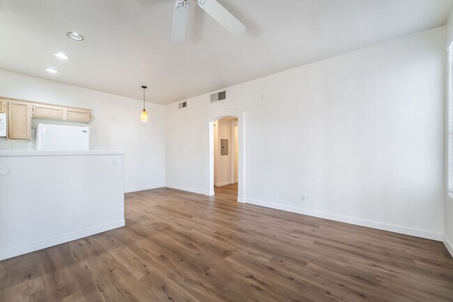 Building Photo - 2 bedroom remodeled condo in the Henderson...