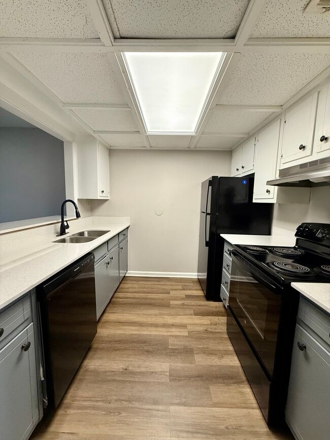 Building Photo - 2 bed / 1.5 bath townhome in Oakwood