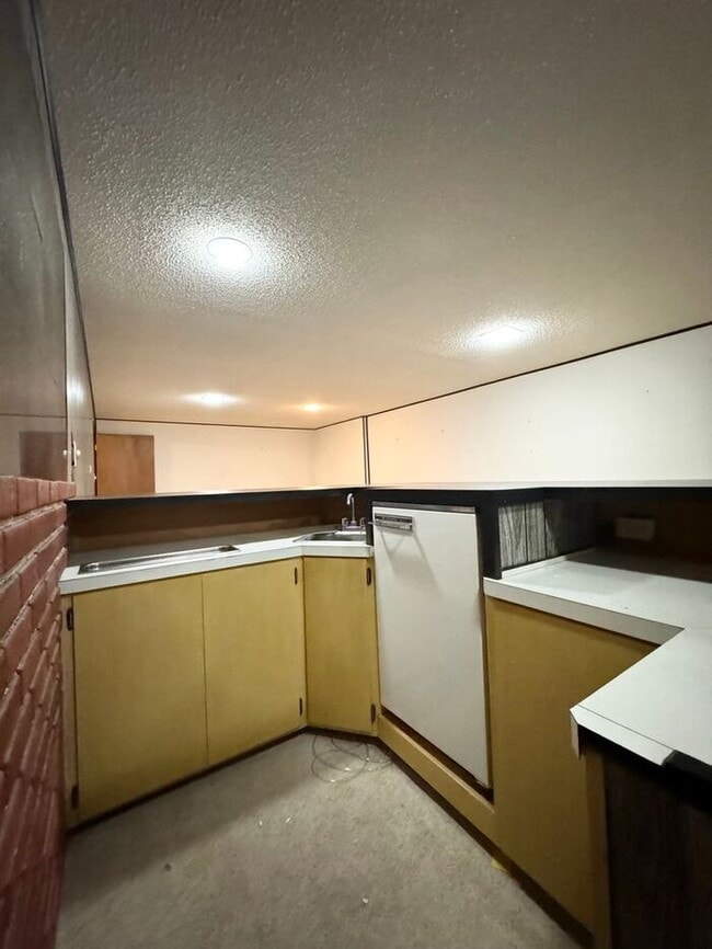 Building Photo - 4 Bedroom - 2 Bath Ranch Style Home with 2...