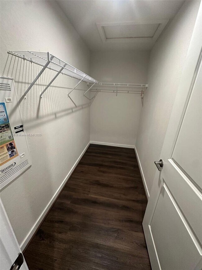 Building Photo - 392 NW 11th Ct