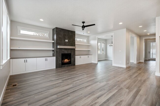 Building Photo - Luxury 5 Bed, 3 Bath home with over 3,000 sq. ft.