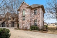 Building Photo - 2700 S Everest Ave