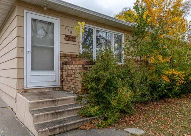 Building Photo - Spacious 4 bedroom 2 bath Single-family home