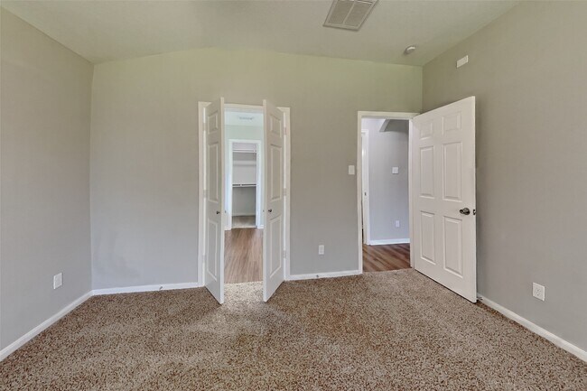 Building Photo - 5803 Village Grove Dr