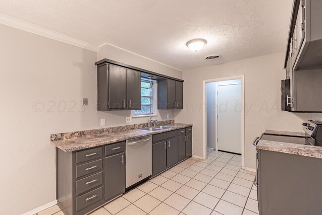 Building Photo - 5130 Leland Dr