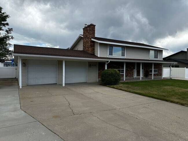 Building Photo - Beautifully Updated Two-Story Home in Sandy — Mountain Views & Big Backyard!