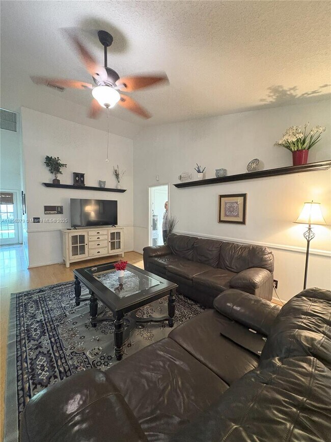 Building Photo - 730 Daffodil Dr