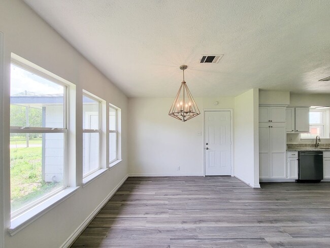 Building Photo - This fully renovated 3-bedroom, 2-bath home features a modern kitchen, large master suite with a ...