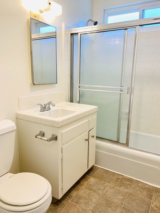 Building Photo - LIVE BY THE BEACH IN MISSION BEACH!  2BR/1...