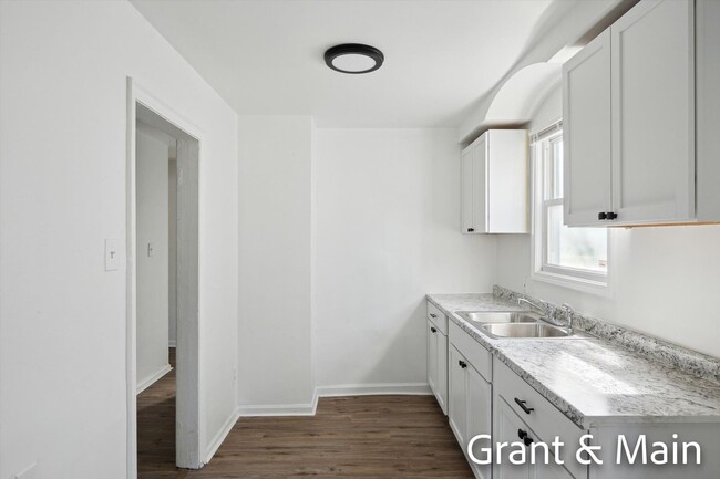 Building Photo - $1249 3 bedroom bungalow