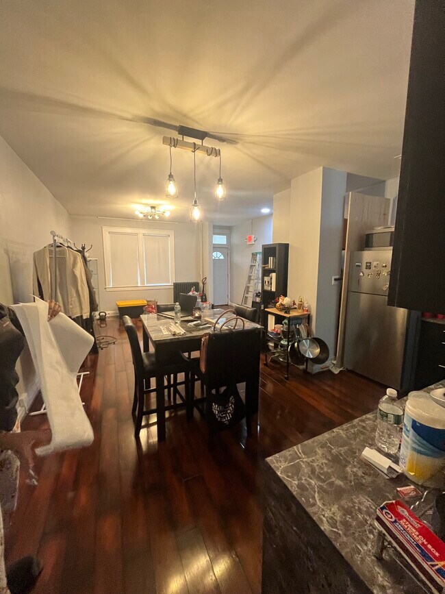 Building Photo - 207 Main St