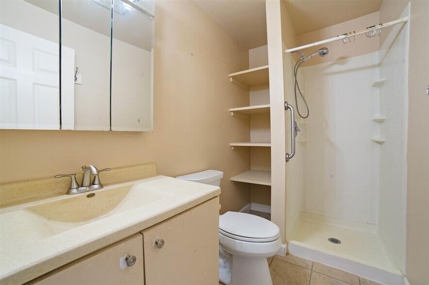 Building Photo - 325 E 8th St