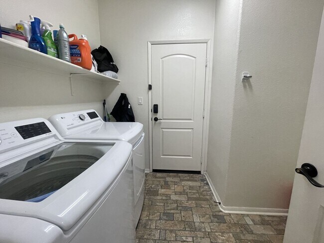 Building Photo - Rosamond 4 Bedroom + 2.5 Bathroom