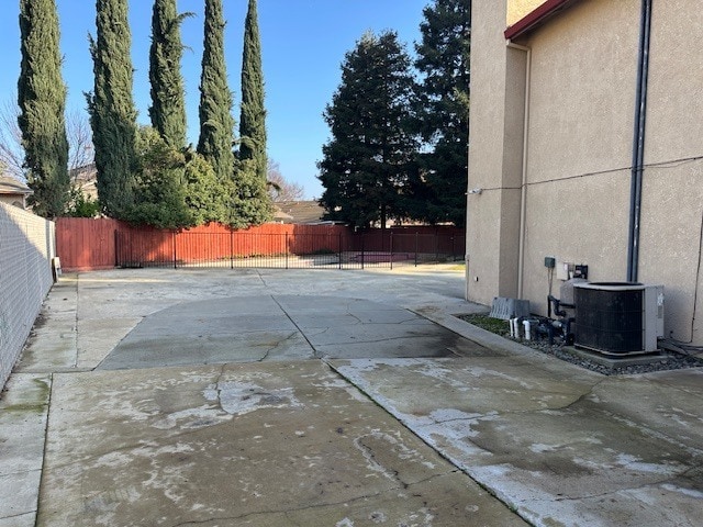 Building Photo - Modesto 5 Bedroom 3 Bathroom with a Pool