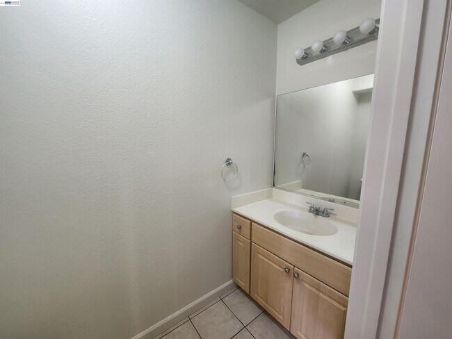 Building Photo - 252 Lansing Way