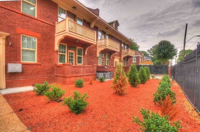 Building Photo - 528 E Parkway N Unit 9