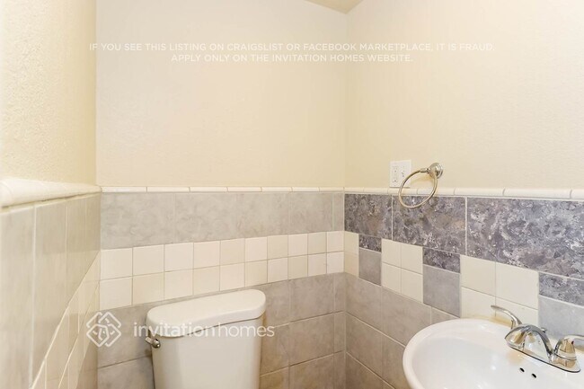 Building Photo - 425 Jasmine Ave