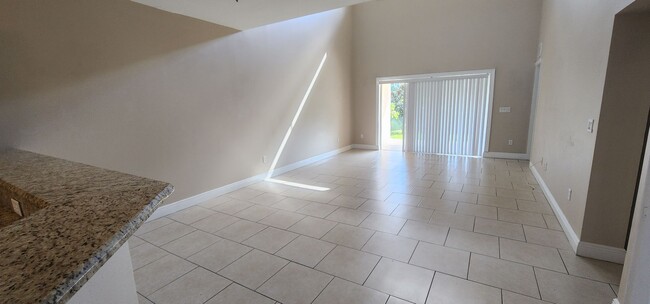 Building Photo - 3 Bedroom 2 Bath Lakefront Townhouse