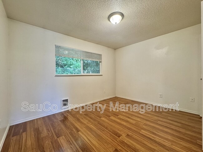 Building Photo - 5558 SW Beaverton Hillsdale Hwy