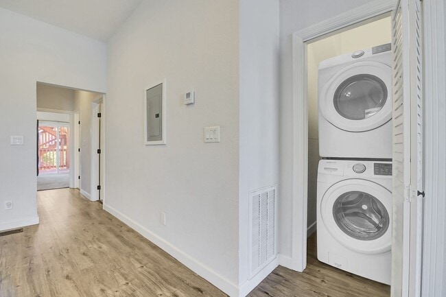 Building Photo - West Oakland Stylish 2/1 Flat - Completely...