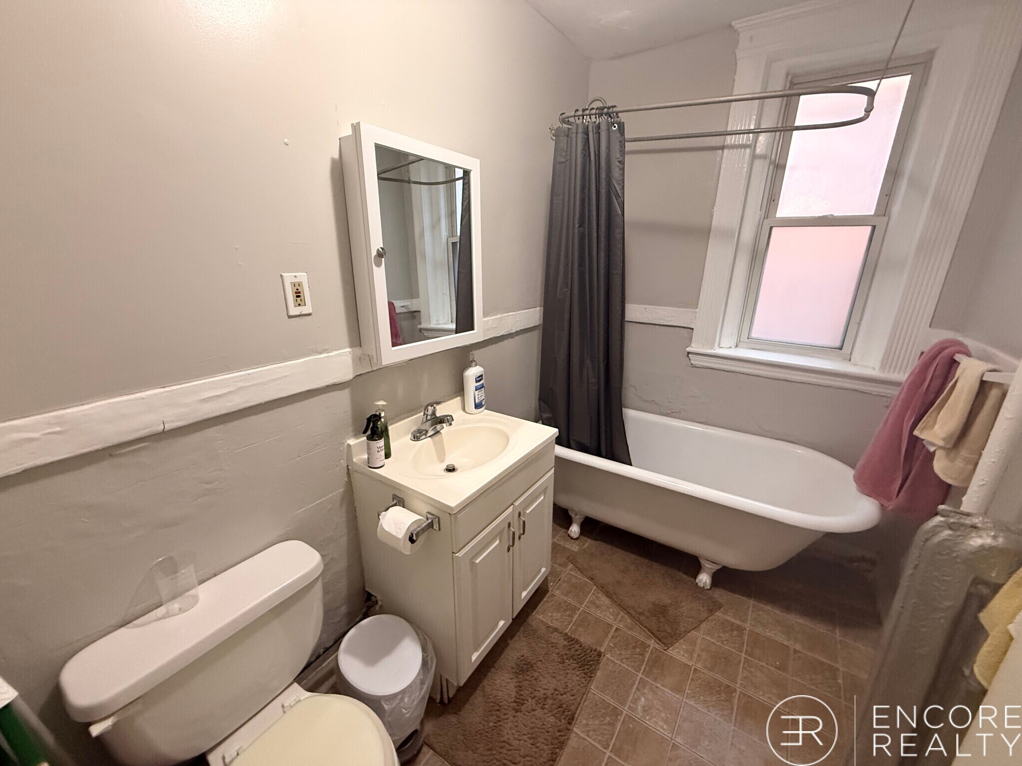 Building Photo - 464 Park Dr