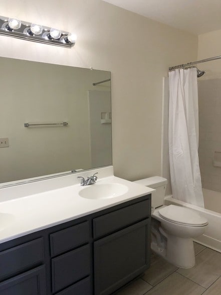 Master bathroom - 7320 Balboa Blvd