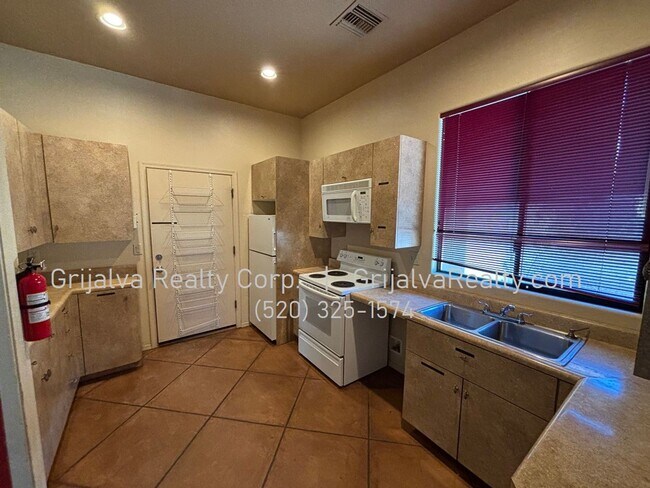 Building Photo - Huge Retreat Style Property for Rent in Central Tucson (Ft Lowell/Campbell)