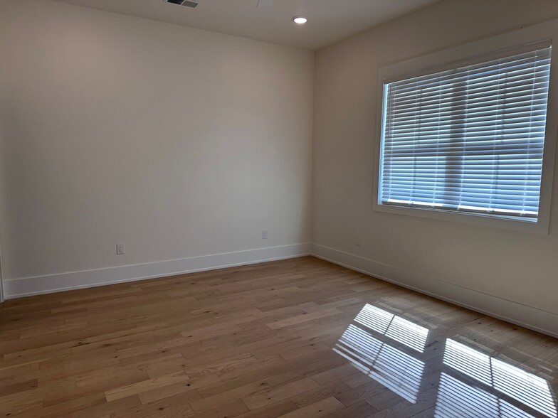 Building Photo - 136 McCowat St