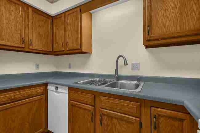 Building Photo - 657 E Crest Dr