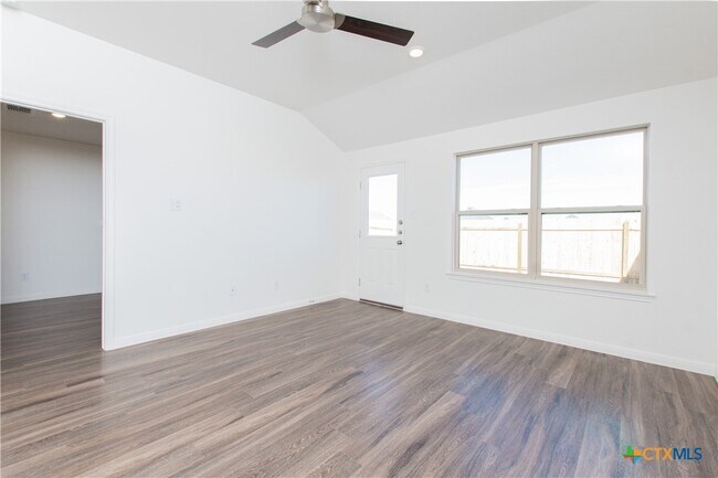 Building Photo - 5901 Betty Lou Dr