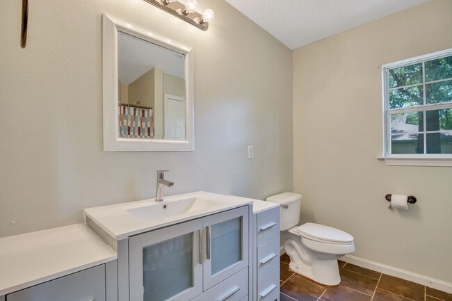 Building Photo - Spacious 3 Bedroom home