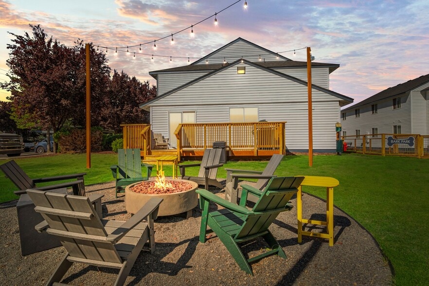 Building Photo - Oasis at 2600