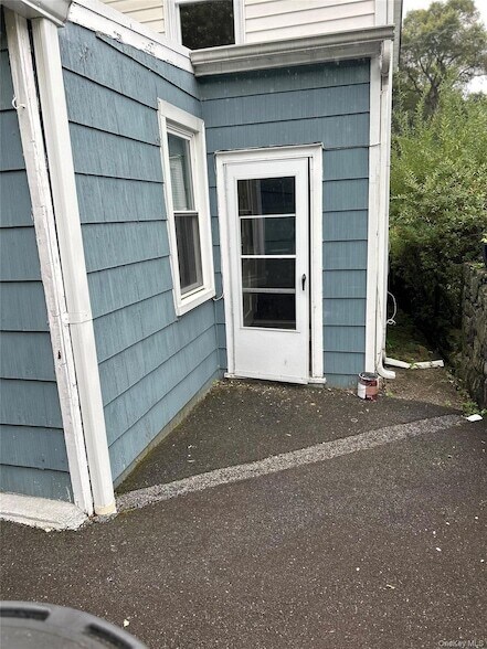 Building Photo - 212 Taxter Rd