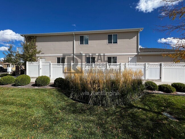 Building Photo - 203 E 6th St