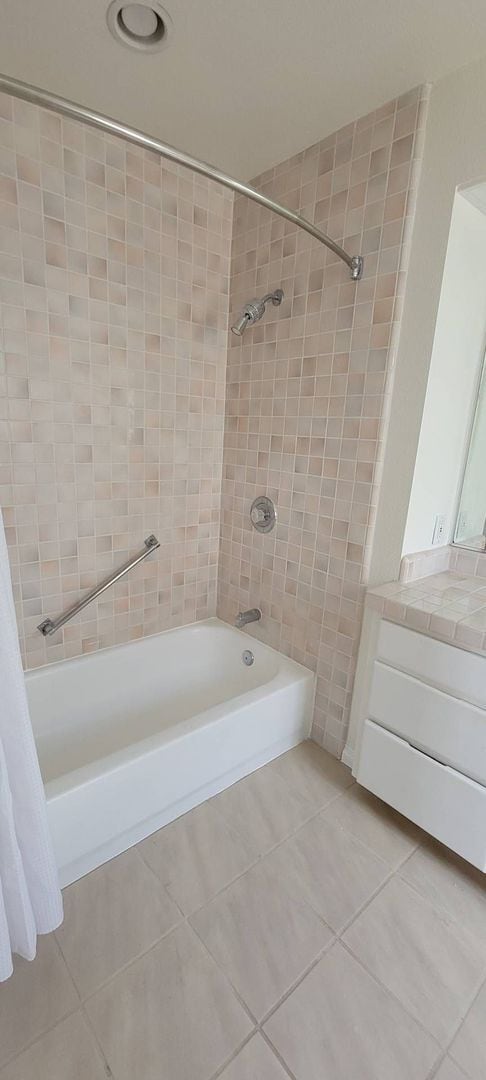 Building Photo - Lovely 4 Bedroom home in UTC  with large b...