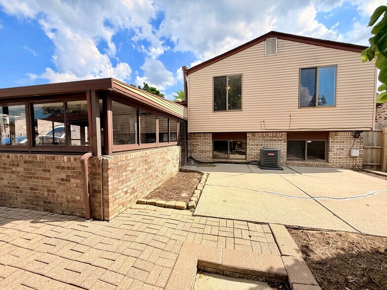 Building Photo - 11849 Ontario Dr