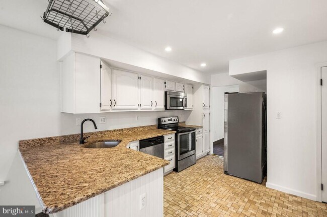 Building Photo - 302 Pinebrooke Cir