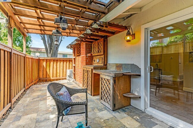 Building Photo - 544 La Copita Ct