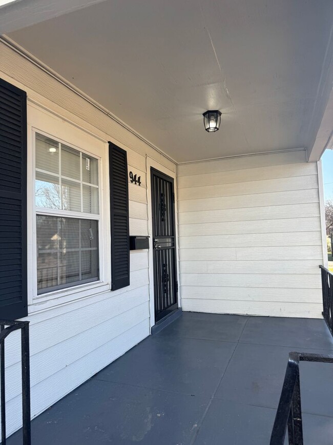 Building Photo - 944 Semmes St