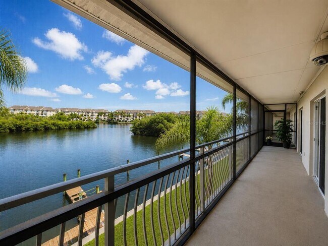 Building Photo - 8804 Bay Pointe Dr