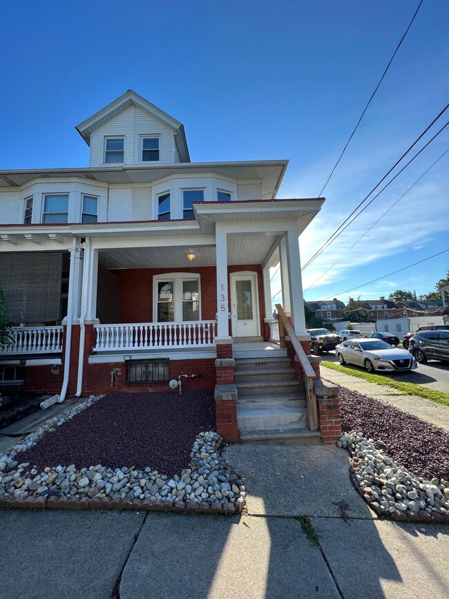 Building Photo - 135 S West St