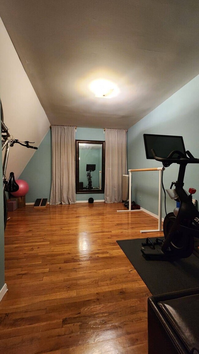 Building Photo - 1870 E 12th St